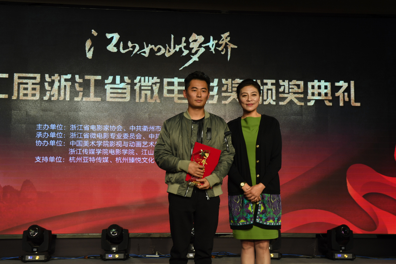 著名演员、第六届中国电影金鸡奖最佳女主角岳红给最佳导演奖获奖者颁奖